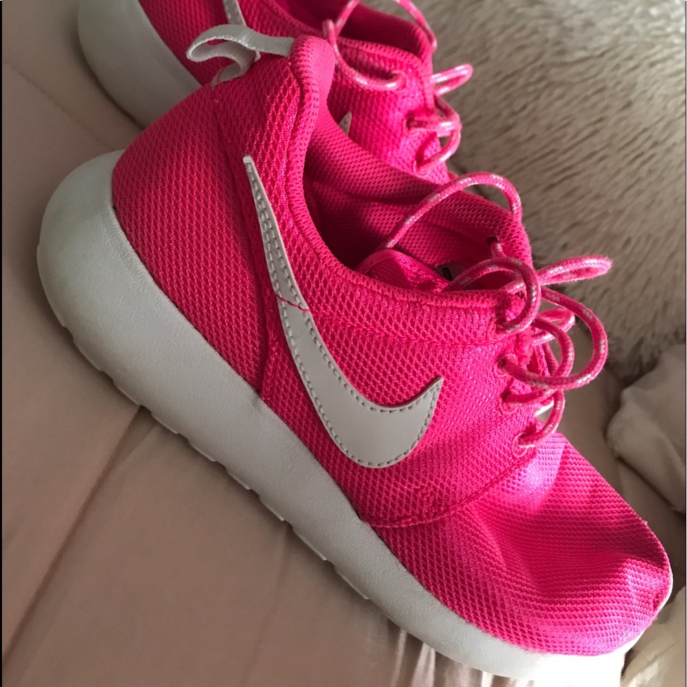 Pink Nike roches